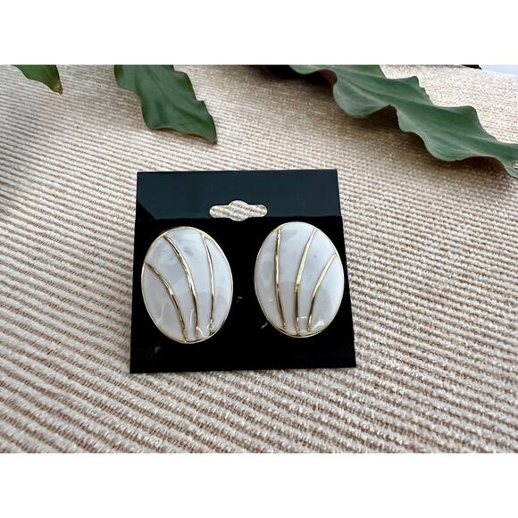 Vintage Mod White & Gold Geometric Earrings, Clip-on Costume Earrings - Picture 6 of 9